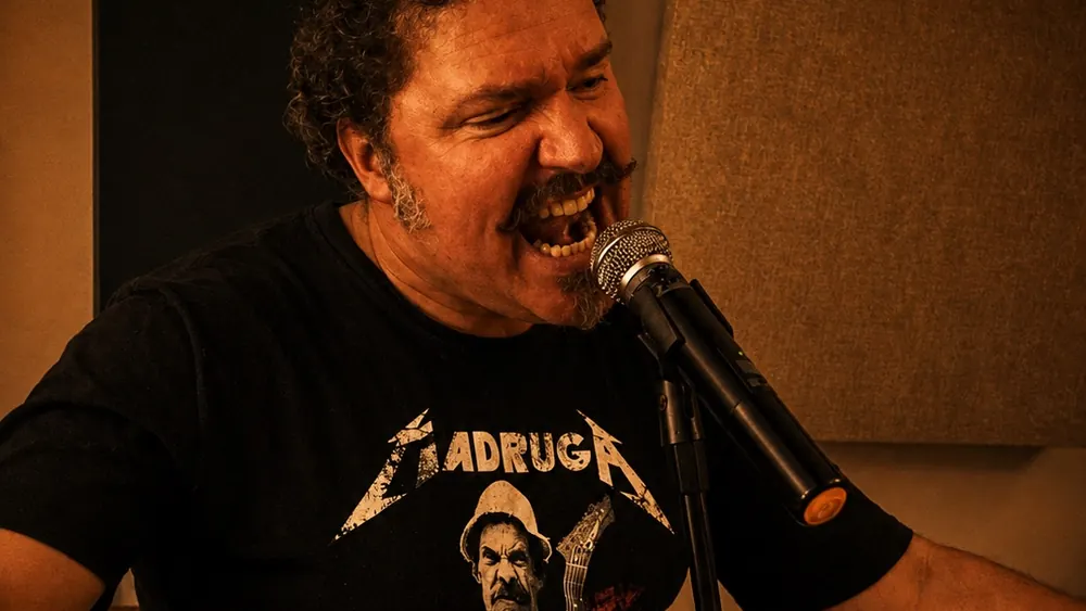 Marcco Barcellos cantando ao microfone em apresentação da Rockaus