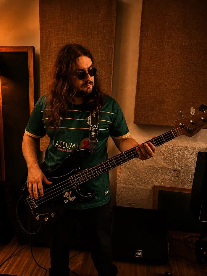 Baixista da Rockaus tocando durante ensaio