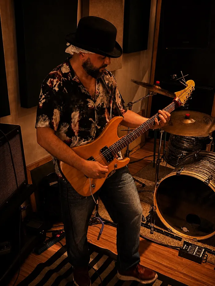 Guitarrista da Rockaus em solo de guitarra