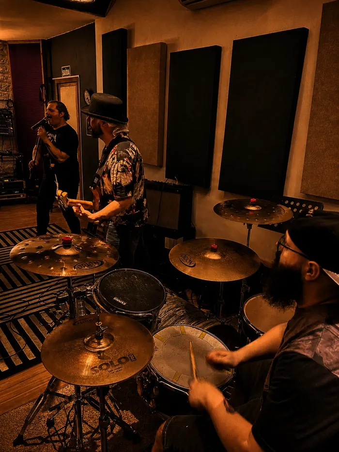 Rockaus tocando junto no estúdio