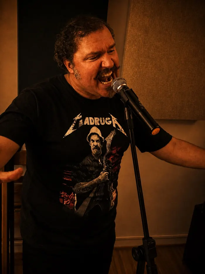 Vocalista da Rockaus cantando ao microfone